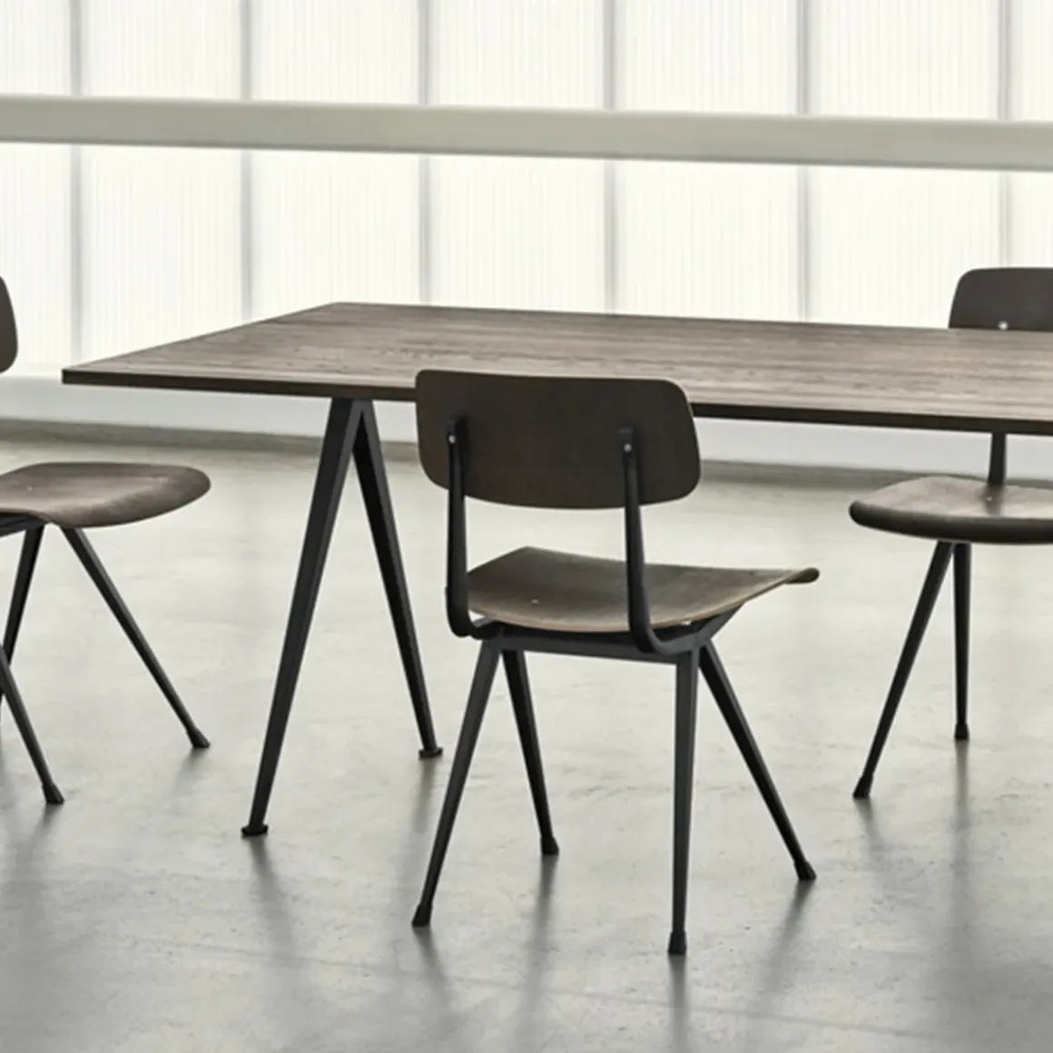 Table Pyramid 02 Base noire u0026 plateau chêne fumé